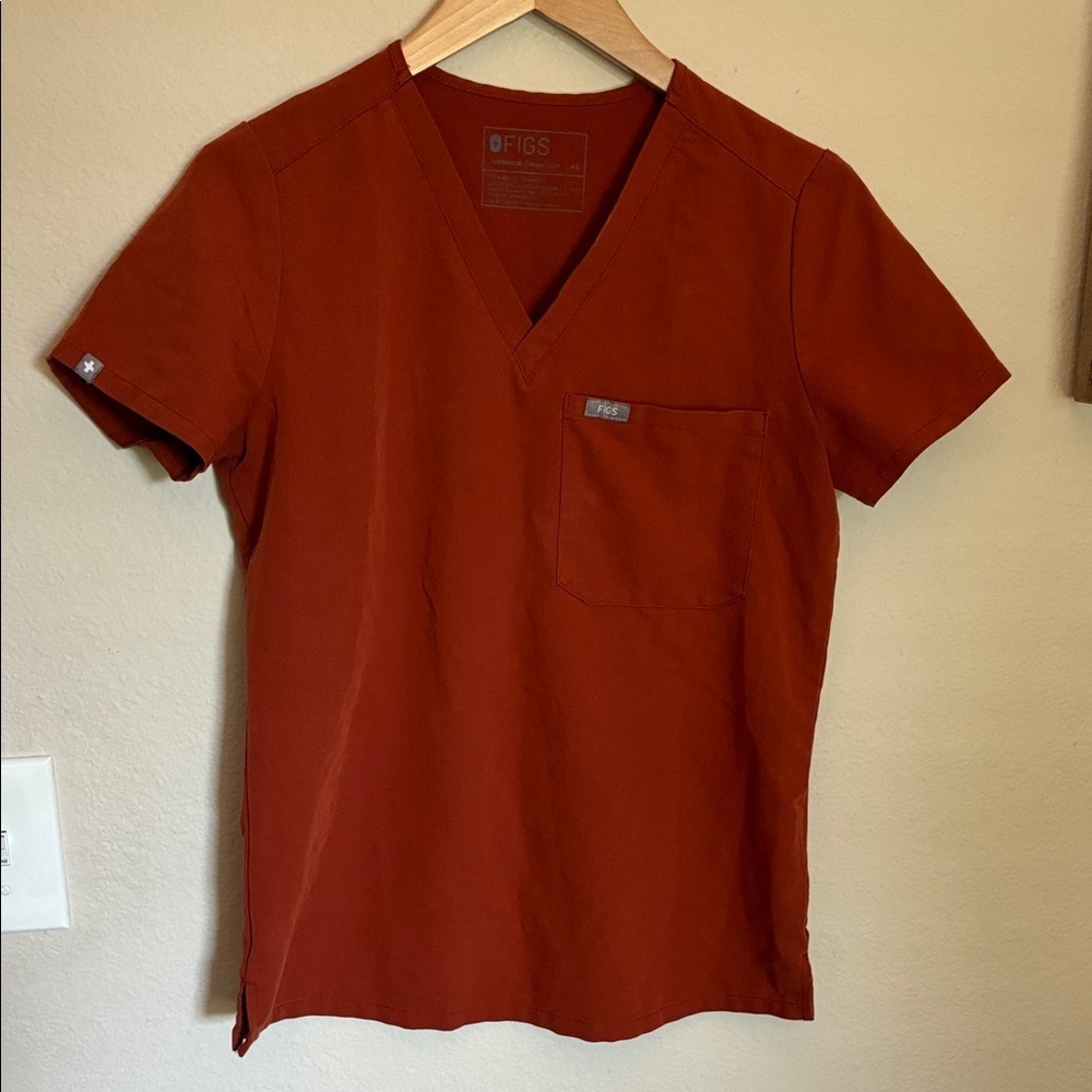 FIGS Catarina One-Pocket Scrub Top in Terracotta - Women’s Size XS
